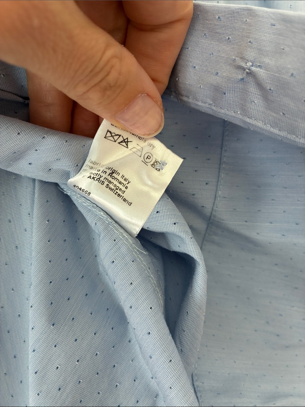 ✨CLOSET CLEAROUT✨Akris Punto dot poplin button-down with side inserts Size 4 - Picture 7 of 8